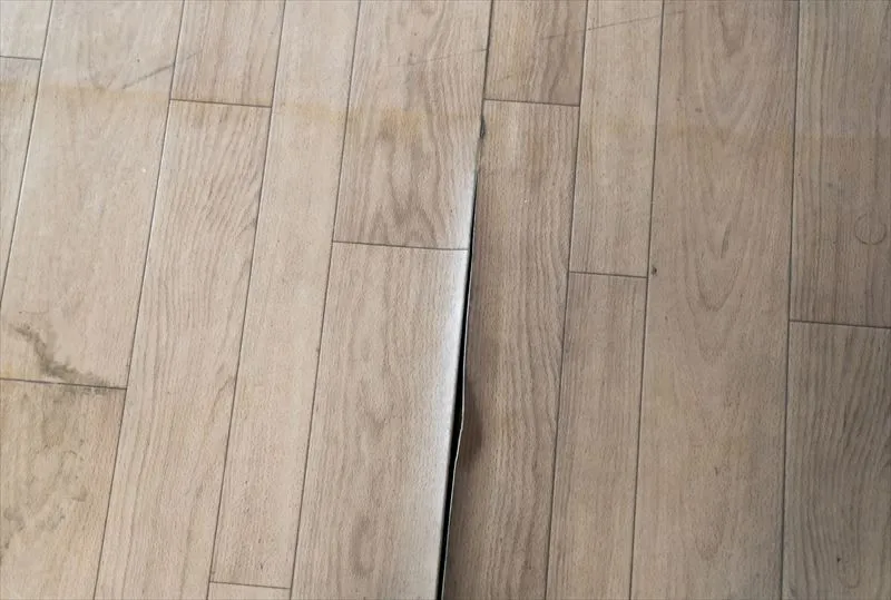 フローリングが浮く原因とは