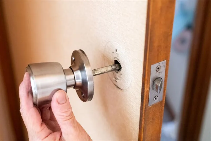 室内ドアの不具合を放置するリスクとは